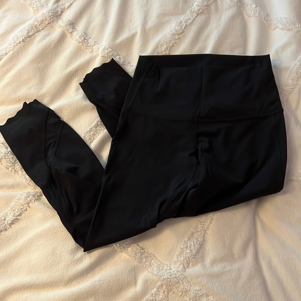 Lululemon Wunder under scalloped hem crop 23"